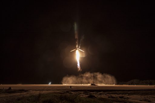 Falcon 9 comes in for its first land-based landing. - Photo: SpaceX