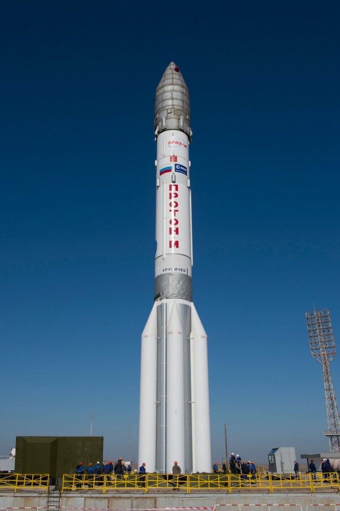 Proton_rocket_moved_into_vertical_position3