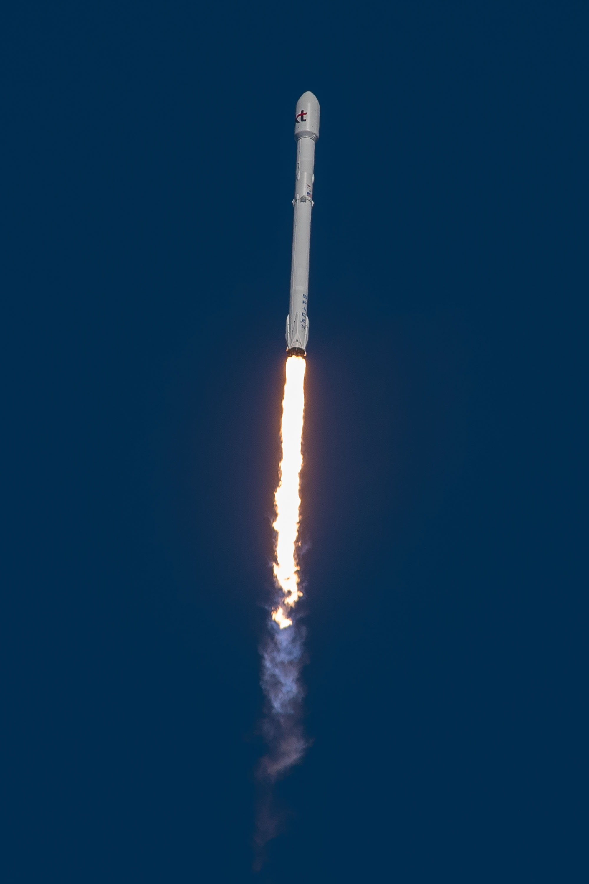 Photos: Falcon 9 Soars Off From Florida with Korean Communications Satellite ...2000 x 3000