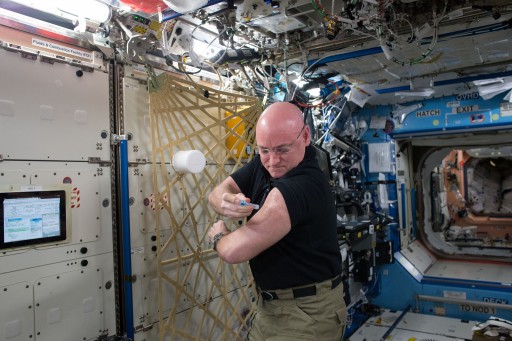 Kelly gives himself a flu shot as part of a study looking at vaccine effectiveness in the space environment. - Photo: NASA