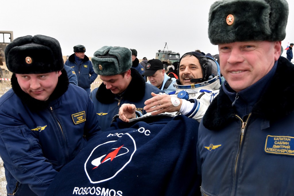 Ground personnel carry International Space Station (ISS) crew member Mikhail Kornienko of Russia after landing near the town of Dzhezkazgan, Kazakhstan, on March 2, 2016. US astronaut Scott Kelly and Russian cosmonaut Mikhail Kornienko returned to Earth on March 2 after spending almost a year in space in a ground-breaking experiment foreshadowing a potential manned mission to Mars. AFP PHOTO / POOL / KIRILL KUDRYAVTSEV