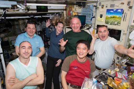The six ISS Expedition 48 crew members share a meal inside the Russian Service Module - Photo: NASA