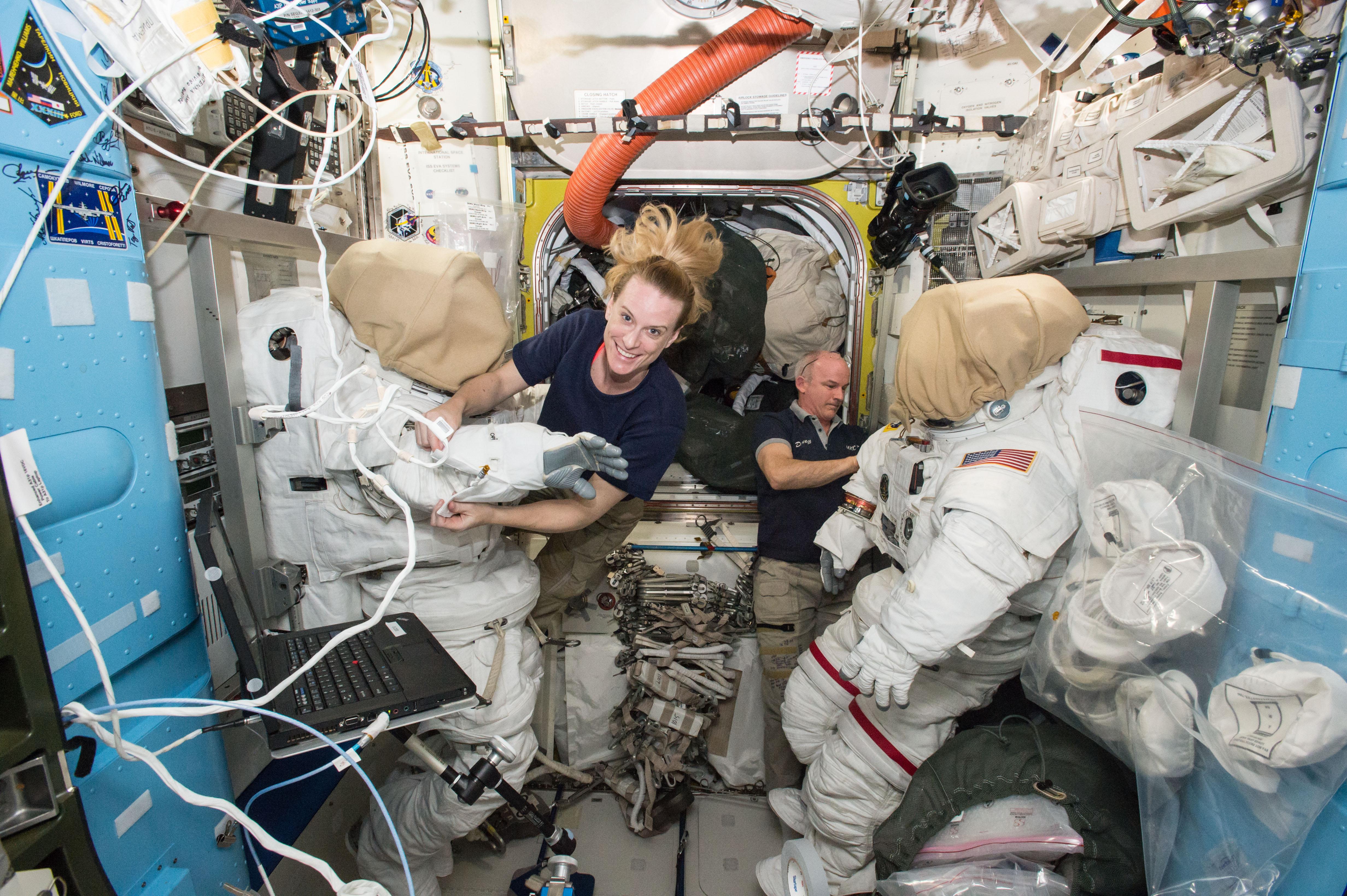 Космонавт трахает напарницу на космическом корабле