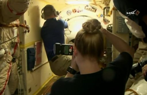 Anaotli Ivanishin closes the Poisk hatch after all crew members had floated to the correct side of the hatches - Photo: NASA TV