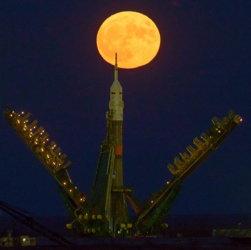 The Supermoon rises behind the Soyuz rocket standing tall atop its Baikonur launch pad - Photo: NASA/Bill Ingalls