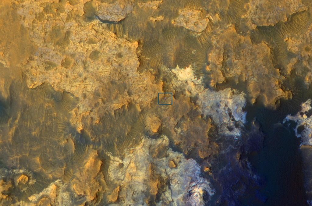 Mars Reconnaissance Orbiter Image of Curiosity inside Artist's Drive - Image: NASA/JPL/Caltech/University of Arizona