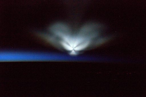 Exhaust of the Soyuz U third stage seen from the International Space Station to the backdrop of an orbital sunrise over Asia - Photo: NASA/Jeff Williams