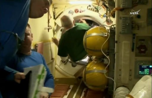 Jeff Williams and Oleg Skripochka float into their Soyuz spacecraft - Photo: NASA TV
