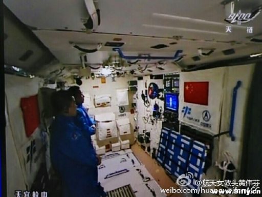 The crew catches up with the News provided via live video uplink - Photo: Weibo via 9ifly.cn
