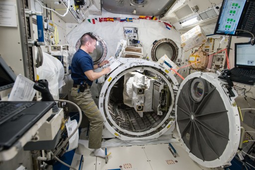 Kibo Airlock Preparations - Photo: NASA