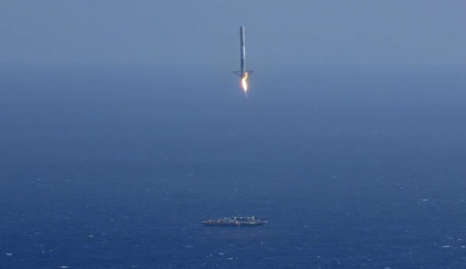 A SpaceX Falcon 9 booster attempts a landing on a floating platform in the Atlantic Ocean. - Photo: SpaceX