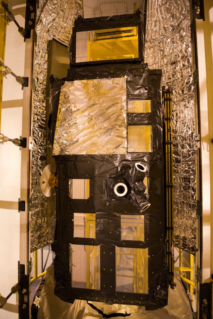 Sentinel-3A_being_encapsulated_within_its_Rockot_fairing13