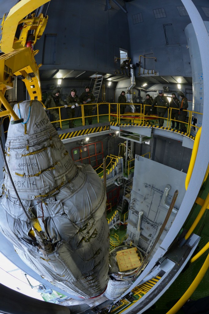 Sentinel-3A_upper_composite_hoisted_to_the_top_of_the_service_tower2