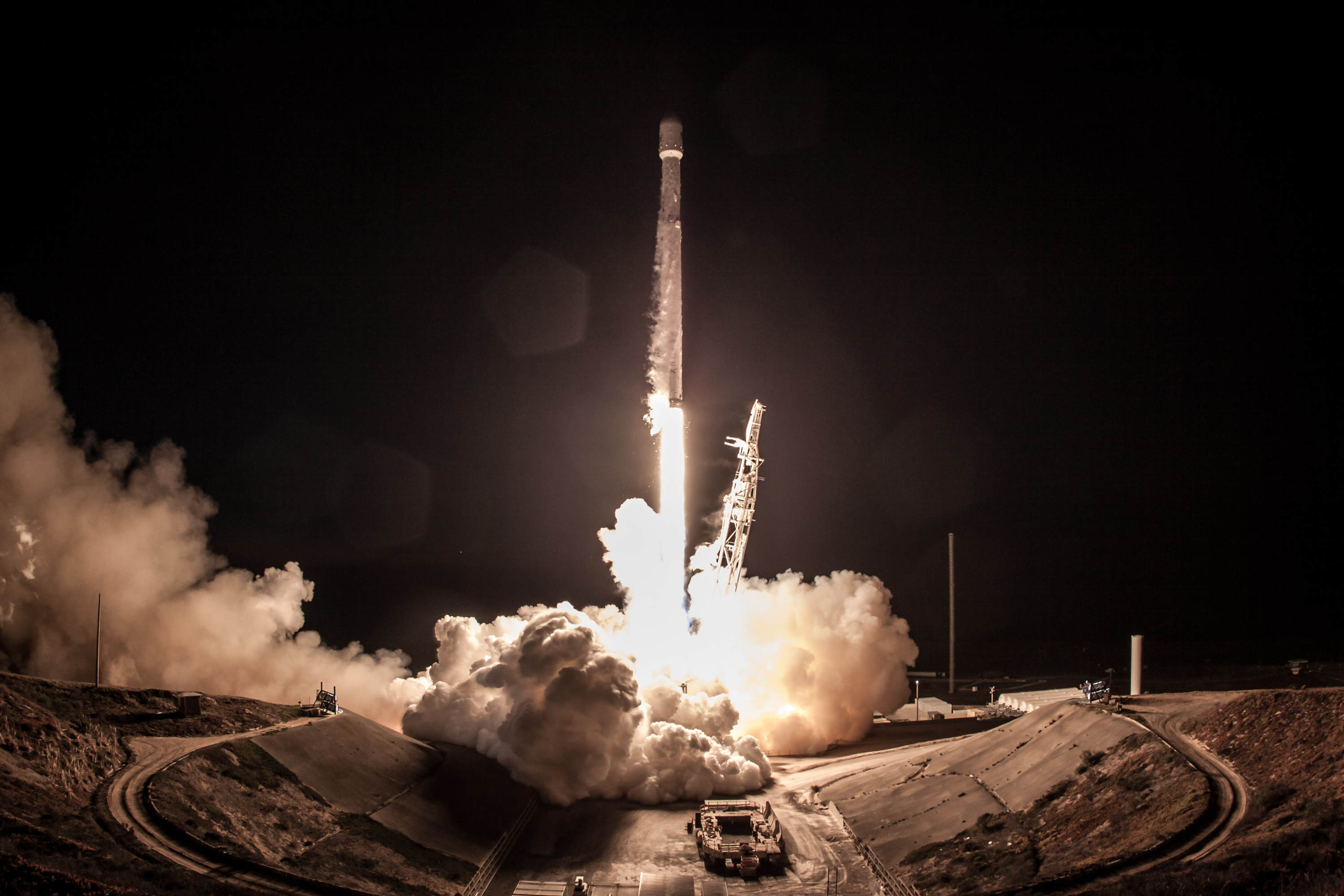 Почему отменили запуск ракеты сегодня. Фалькон 9 на старте. Falcon Heavy Vandenberg. Ракета взлетает. Взлёт ракеты Falcon.