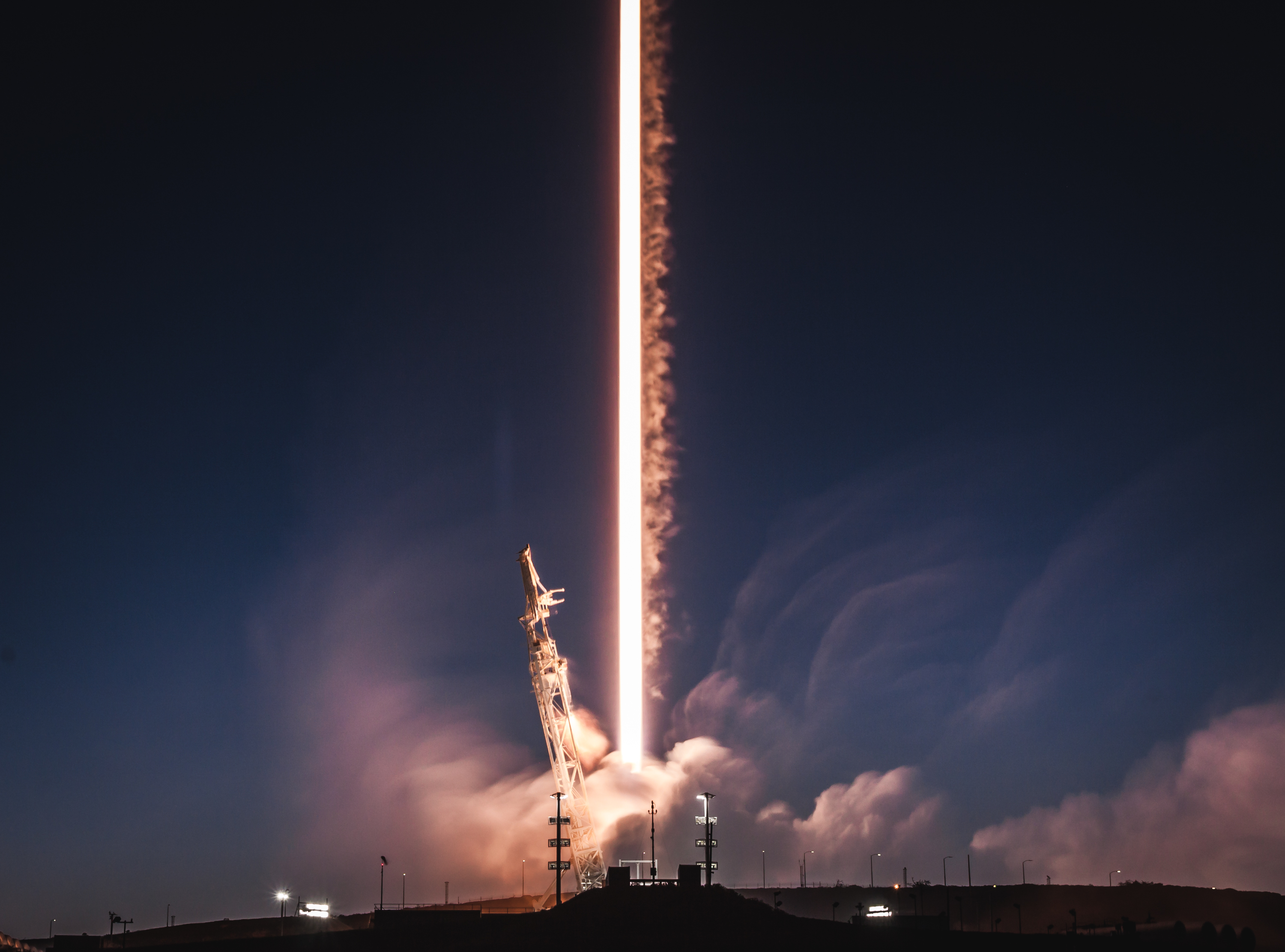Phóng tên lửa Falcon 9 – một trải nghiệm mà không ai nên bỏ qua. Những hình ảnh từ chuyến đi này sẽ làm say mê những người đam mê vũ trụ. Từ việc chuẩn bị tên lửa đến những phút giây hồi hộp chờ đợi, bạn sẽ cảm nhận được tinh thần của team SpaceX khi họ tạo ra chuyến bay thành công nhất của công ty. 