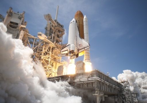 Space_Shuttle_Atlantis_launches_from_KSC_on_STS-132_side_view